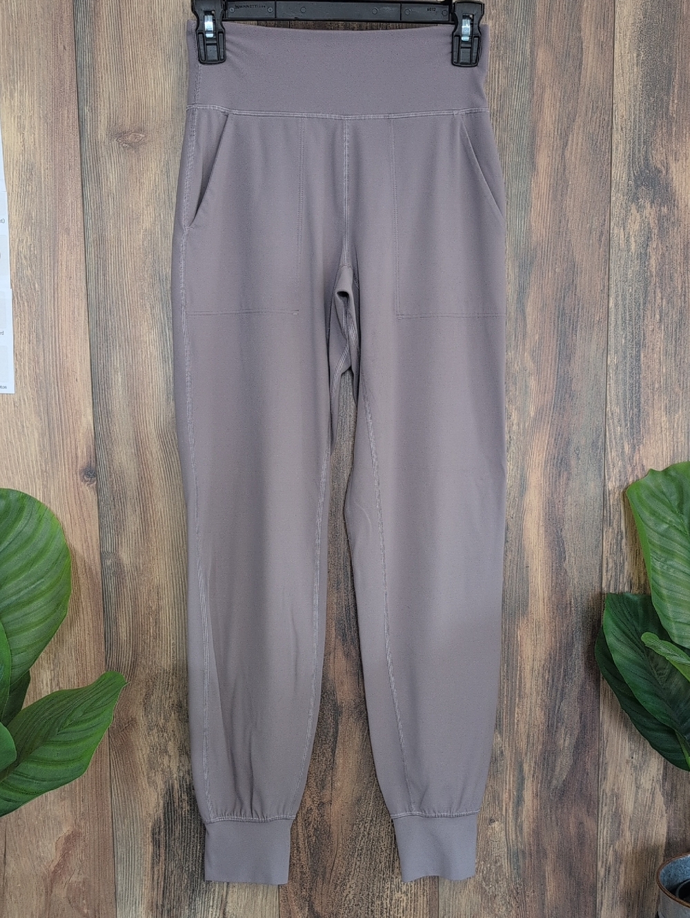 lululemon athletica Lavender High-Rise Jogger Pants 4        R301